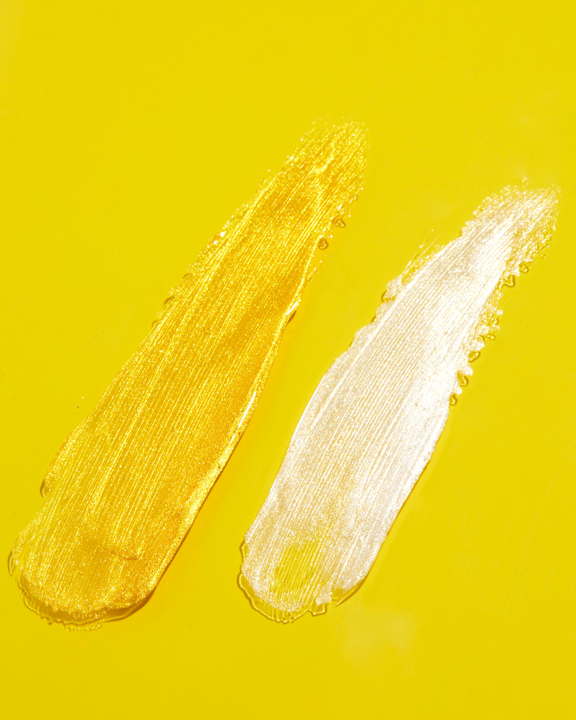 Swatch image of Mo-Beauty Shop's Gimme Mo-Glow All-Over Highlighter in Gold and Silver shades.